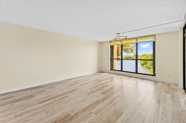 5250 Woodland Lakes Drive 327, Palm Beach Gardens, FL 33418
