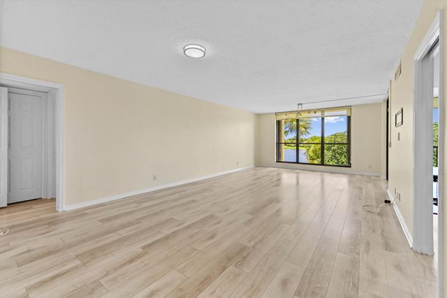 5250 Woodland Lakes Drive 327, Palm Beach Gardens, FL 33418