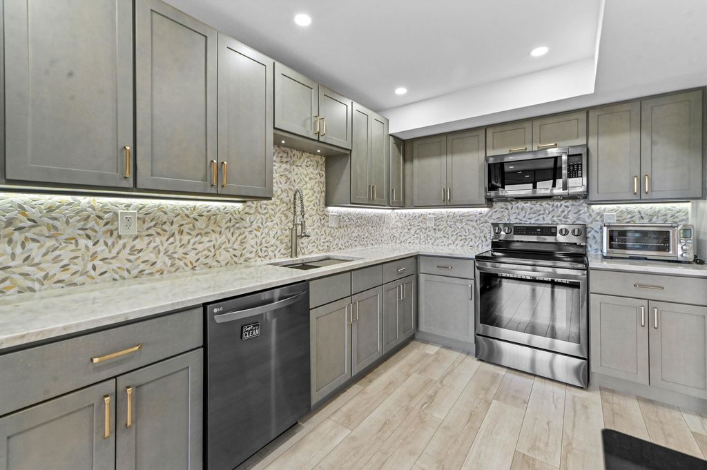 5250 Woodland Lakes Drive 327, Palm Beach Gardens, FL 33418