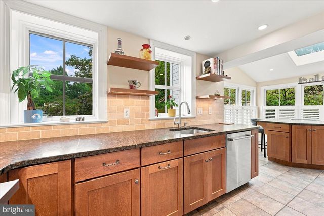 124 W GRAVERS LN, Philadelphia, PA 19118