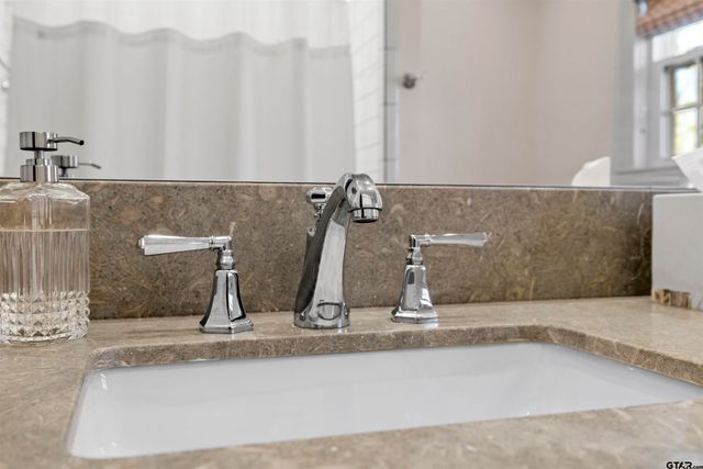 2306 Old Bullard Rd, Tyler, TX 75703