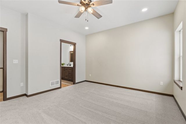 718 Pointer Circle, Center Point, IA 52213