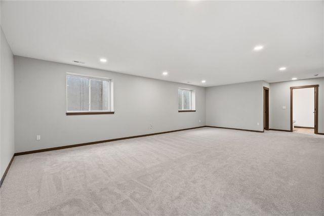 718 Pointer Circle, Center Point, IA 52213