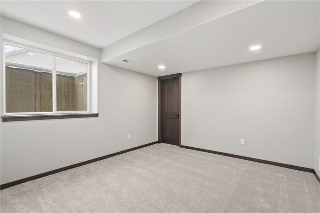 718 Pointer Circle, Center Point, IA 52213