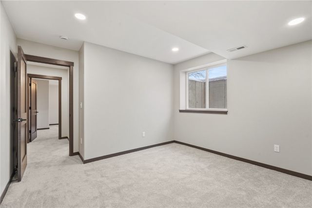 718 Pointer Circle, Center Point, IA 52213