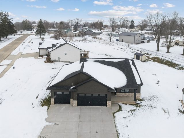 718 Pointer Circle, Center Point, IA 52213