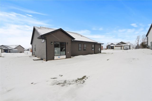 718 Pointer Circle, Center Point, IA 52213