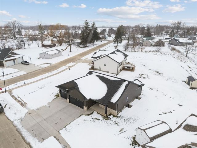 718 Pointer Circle, Center Point, IA 52213