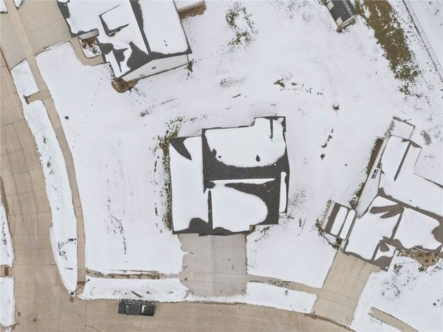 718 Pointer Circle, Center Point, IA 52213