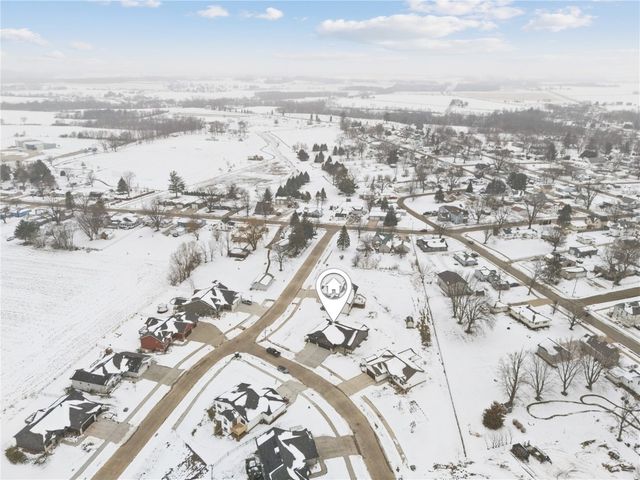 718 Pointer Circle, Center Point, IA 52213