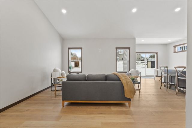 718 Pointer Circle, Center Point, IA 52213