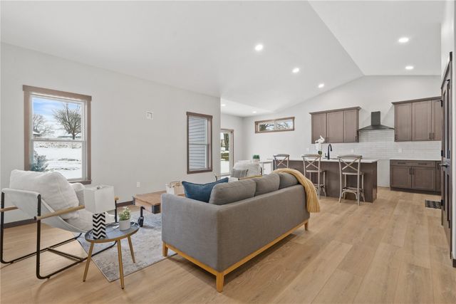 718 Pointer Circle, Center Point, IA 52213