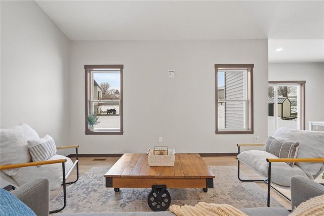 718 Pointer Circle, Center Point, IA 52213