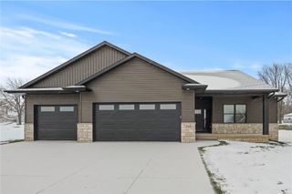 718 Pointer Circle, Center Point, IA 52213