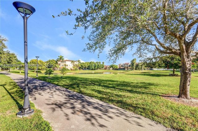 10115 NW 4th Ln 3-8, Miami, FL 33172