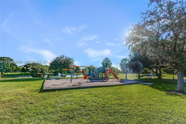 10115 NW 4th Ln 3-8, Miami, FL 33172