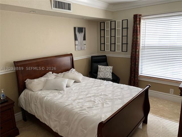 10115 NW 4th Ln 3-8, Miami, FL 33172
