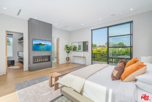 346 N KINGS Road, Los Angeles, CA 90048