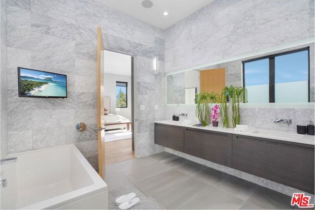 346 N KINGS Road, Los Angeles, CA 90048