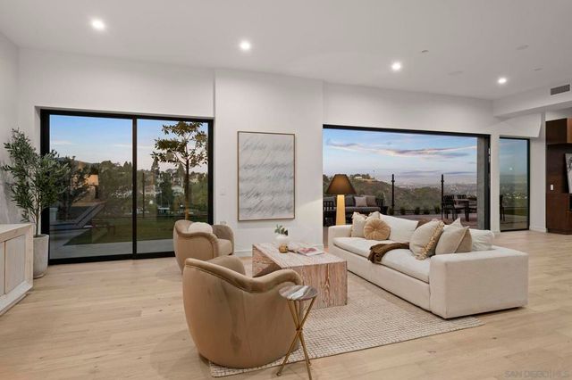 2448 Sagebrush Ct, La Jolla, CA 92037