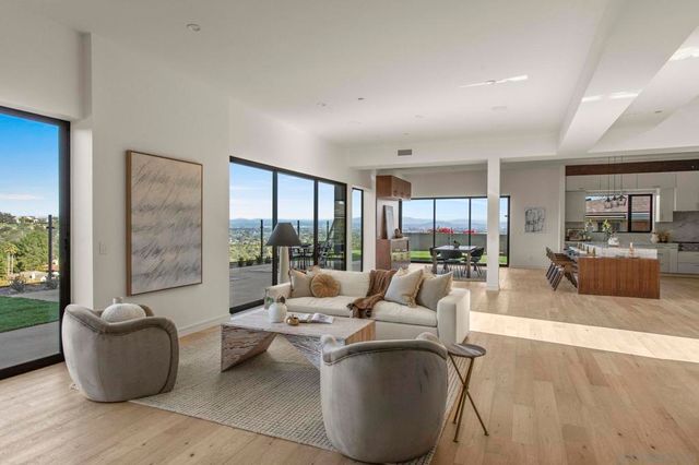 2448 Sagebrush Ct, La Jolla, CA 92037