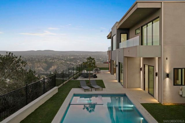 2448 Sagebrush Ct, La Jolla, CA 92037