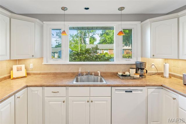 1092 Etherton Drive, St Louis, MO 63126
