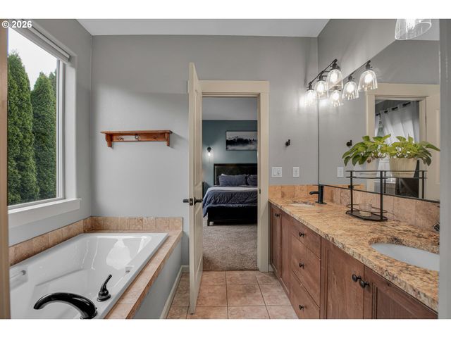 1068 Se KINGFISHER Ln, Gresham, OR 97080