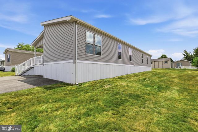 124 LISA CIR, York, PA 17406