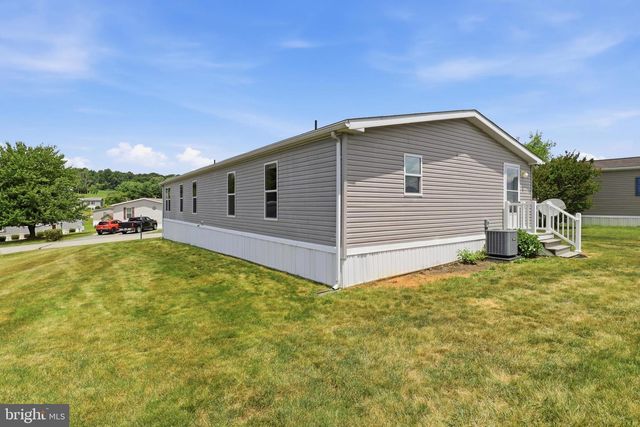 124 LISA CIR, York, PA 17406