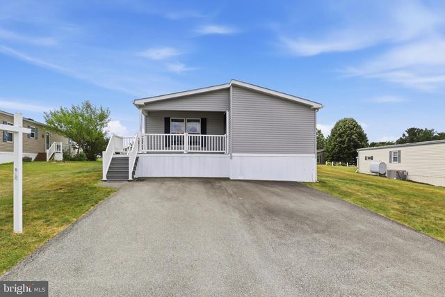 124 LISA CIR, York, PA 17406