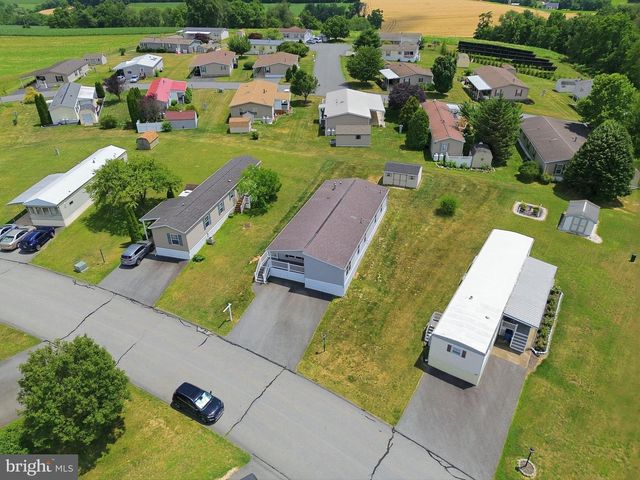 124 LISA CIR, York, PA 17406