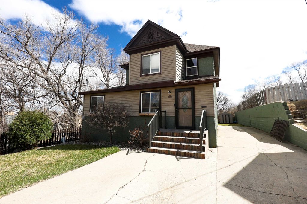 511 3rd St SE, Minot, ND 58701