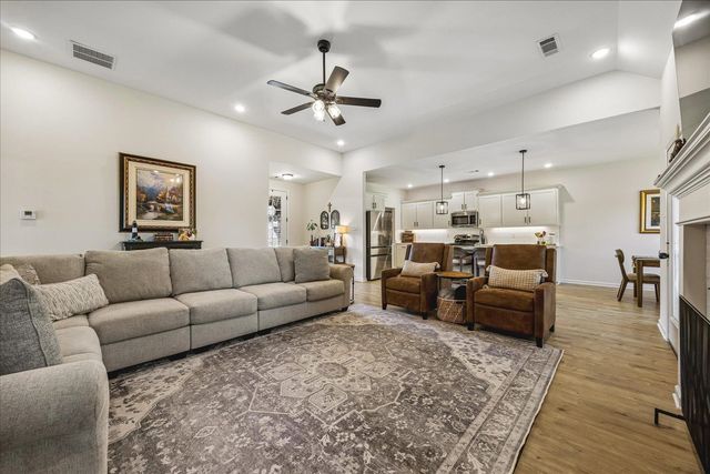 200 OAKLAND RIDGE CV, Oakland, TN 38060