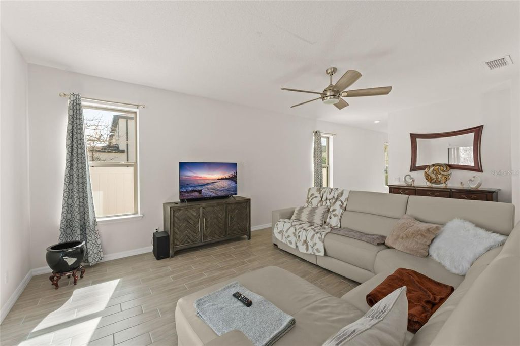 Image 11 of property listing at 9847 AUREA MOSS LANE, Orlando, FL 32832