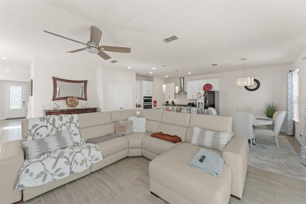 Image 12 of property listing at 9847 AUREA MOSS LANE, Orlando, FL 32832