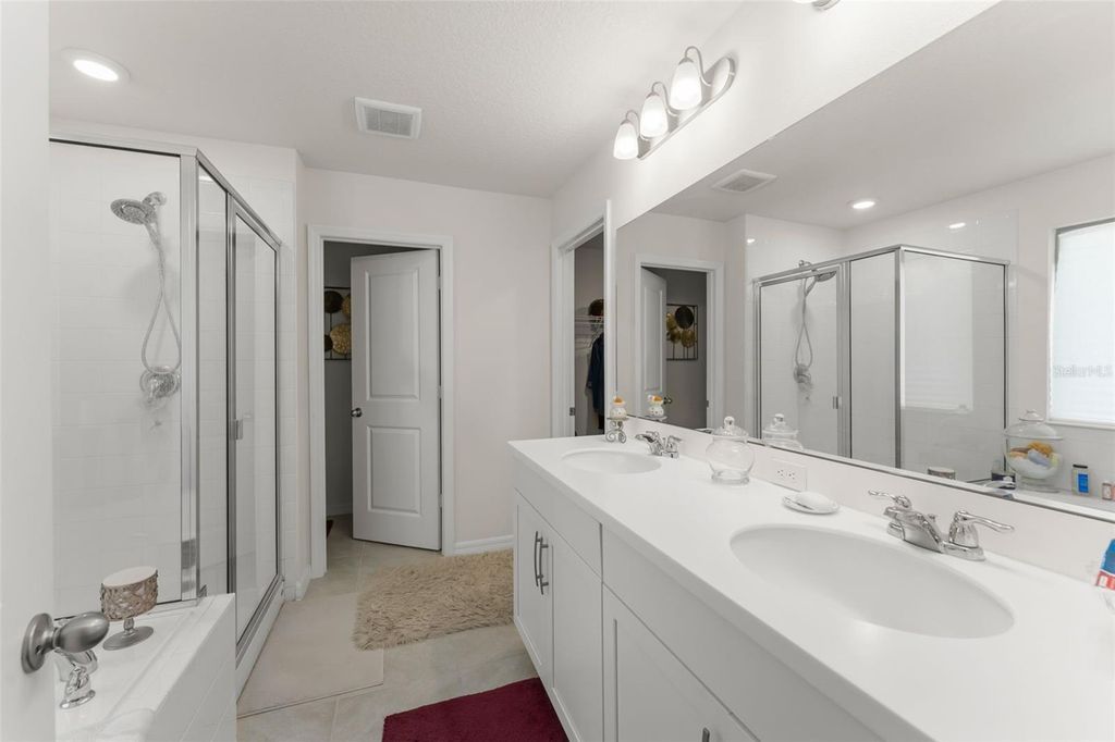 Image 33 of property listing at 9847 AUREA MOSS LANE, Orlando, FL 32832