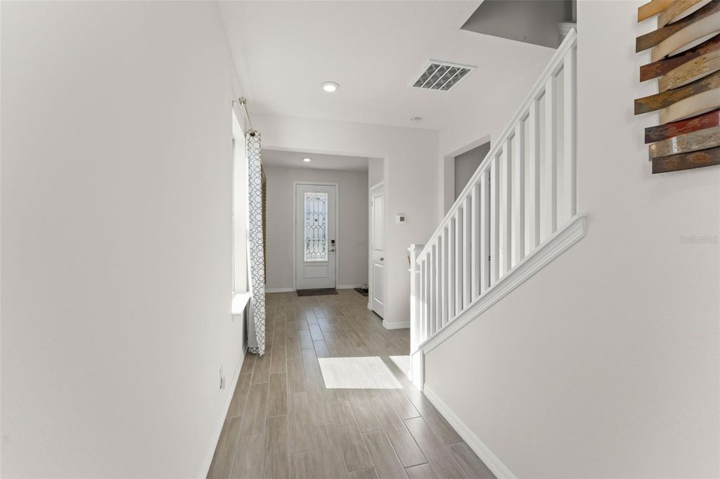 Image 8 of property listing at 9847 AUREA MOSS LANE, Orlando, FL 32832