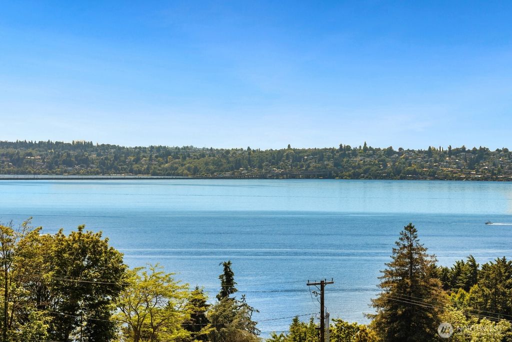 8443 NE 6th Street, Medina, WA 98039