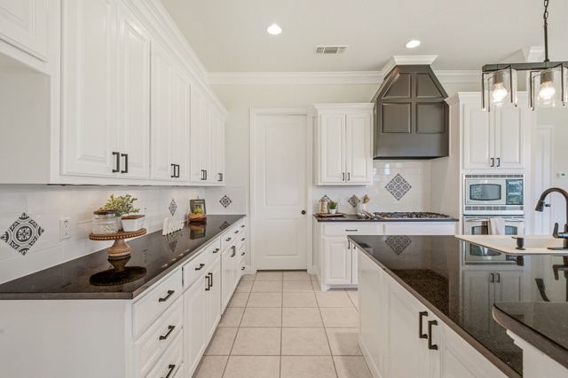 2414 Vineyard Drive, Granbury, TX 76048