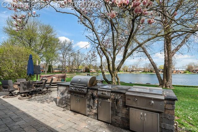 1847 Lyster Lane, Troy, MI 48085