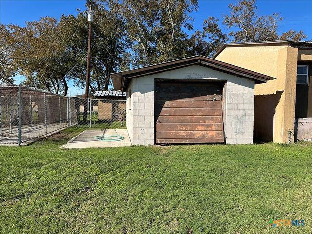 702 Clay Drive, Victoria, TX 77904