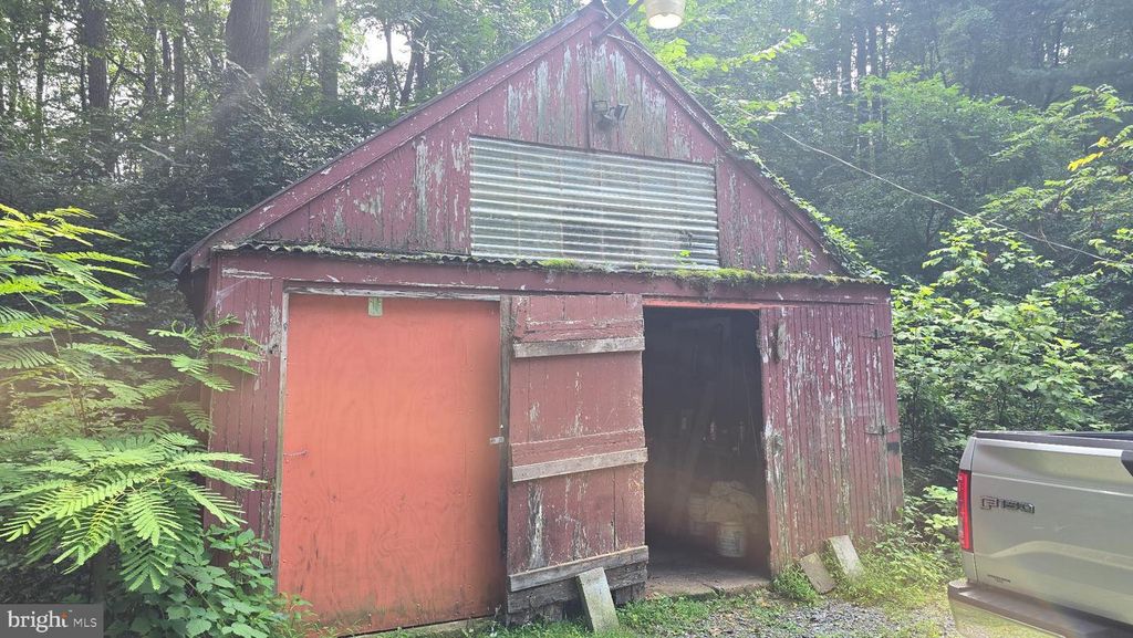 100 WALNUTTOWN RD, Fleetwood, PA 19522