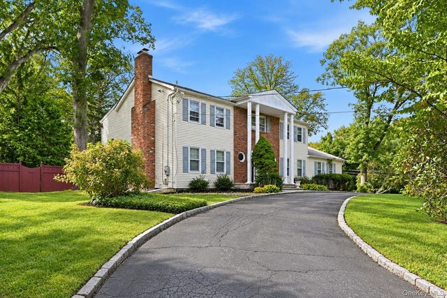 39 Orchard Court, Woodbury, NY 11797