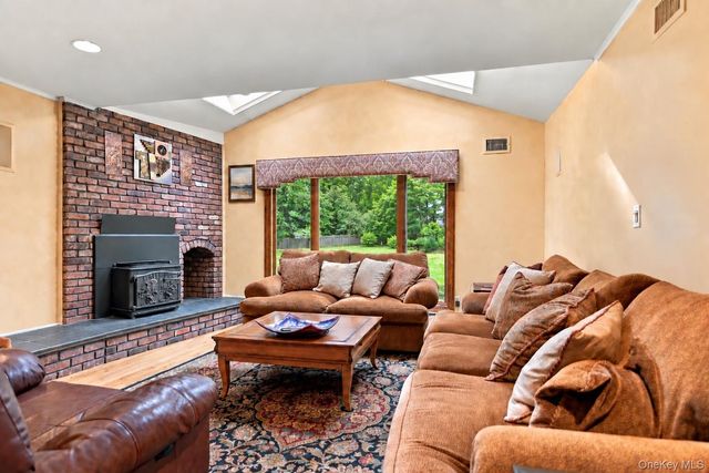 39 Orchard Court, Woodbury, NY 11797