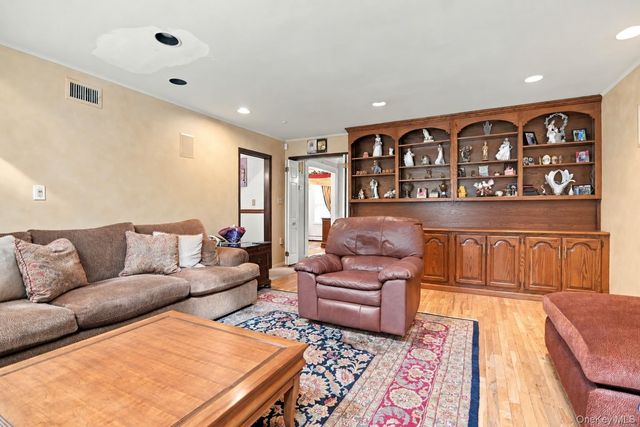 39 Orchard Court, Woodbury, NY 11797