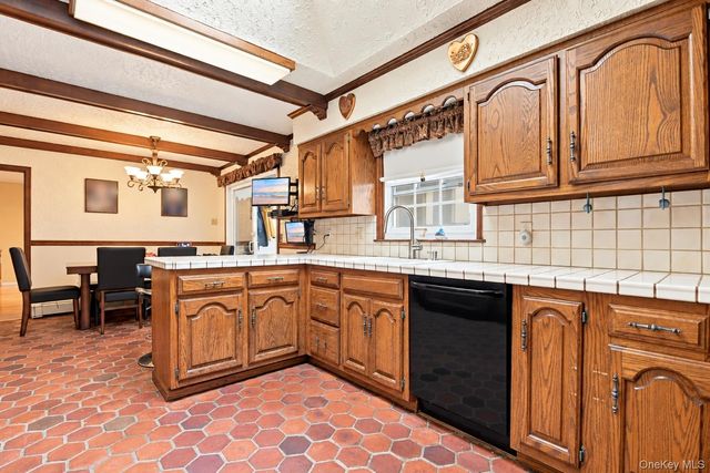 39 Orchard Court, Woodbury, NY 11797
