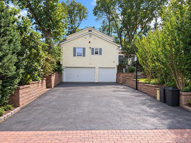 39 Orchard Court, Woodbury, NY 11797