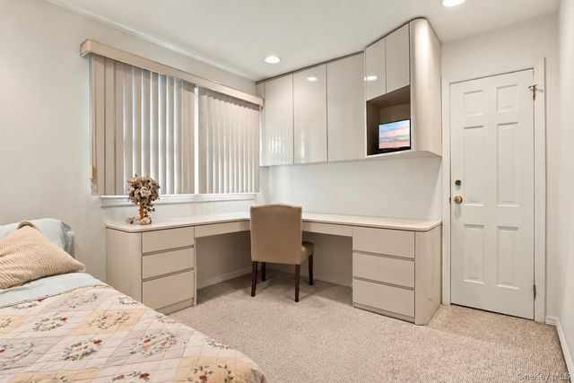 39 Orchard Court, Woodbury, NY 11797