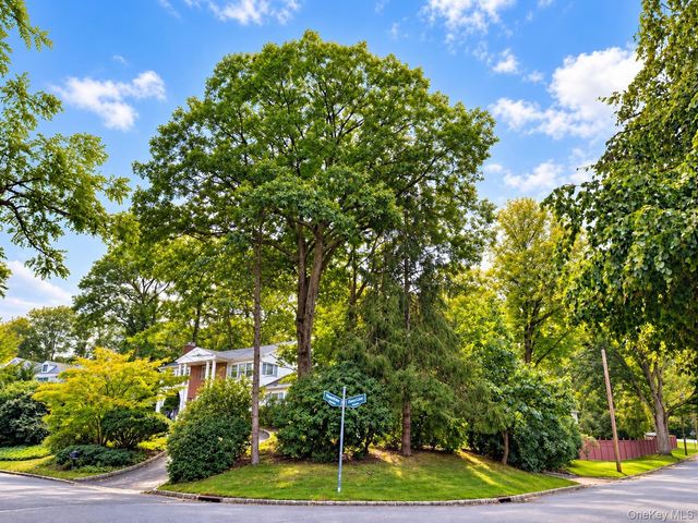 39 Orchard Court, Woodbury, NY 11797